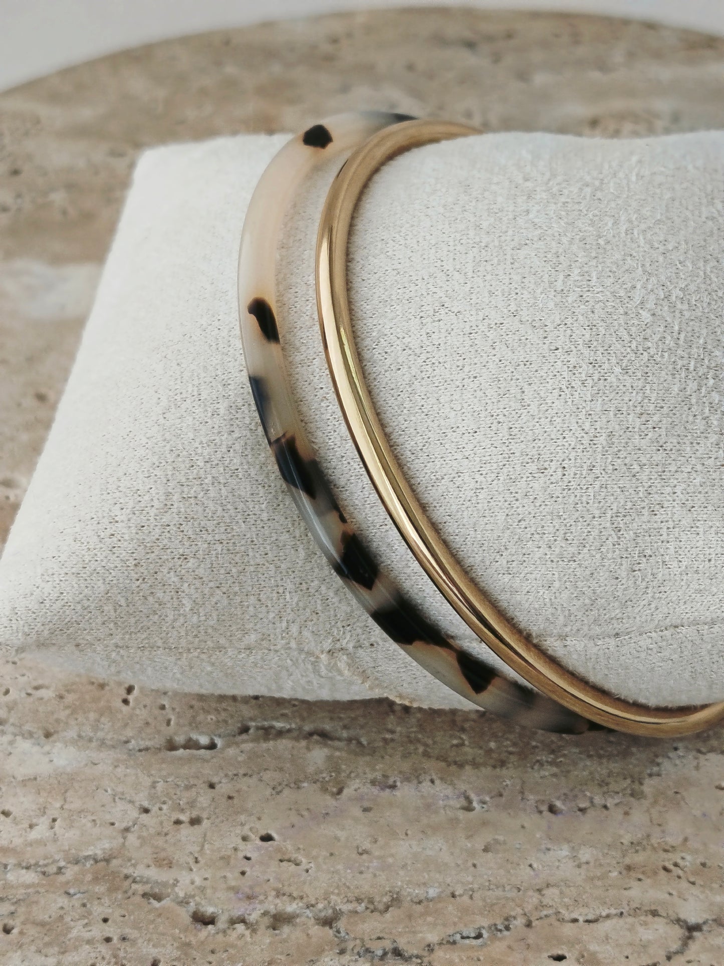 Bracelet Jonc Multi Cercle Doré et Acrylique