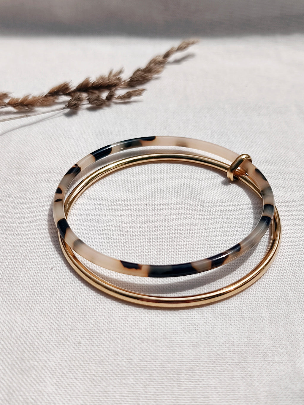 Bracelet Jonc Multi Cercle Doré et Acrylique