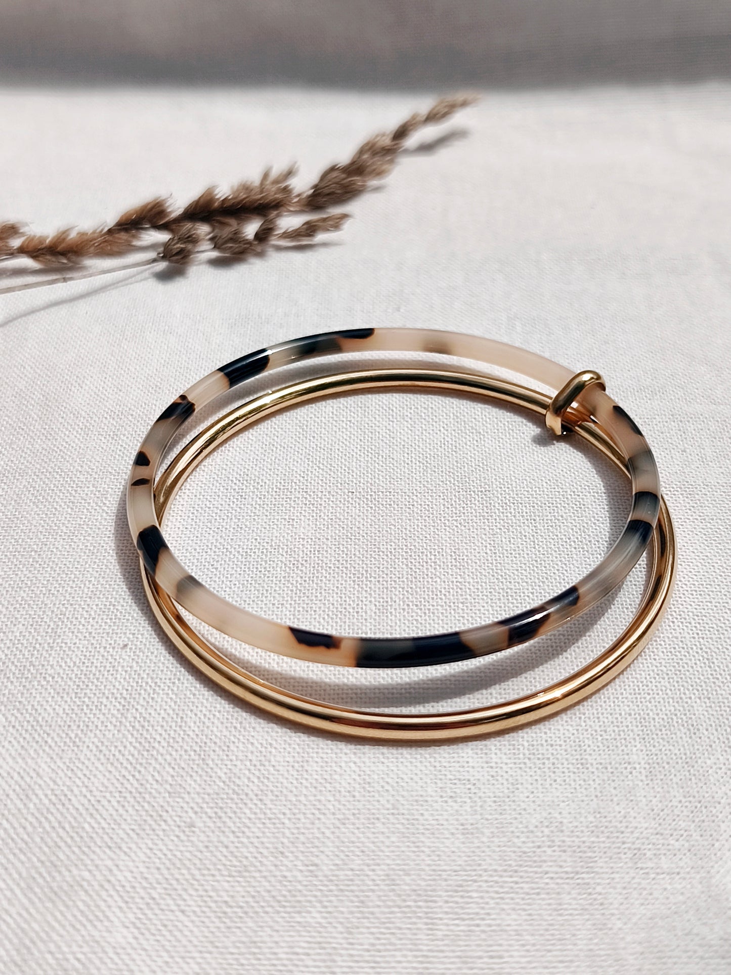 Bracelet Jonc Multi Cercle Doré et Acrylique