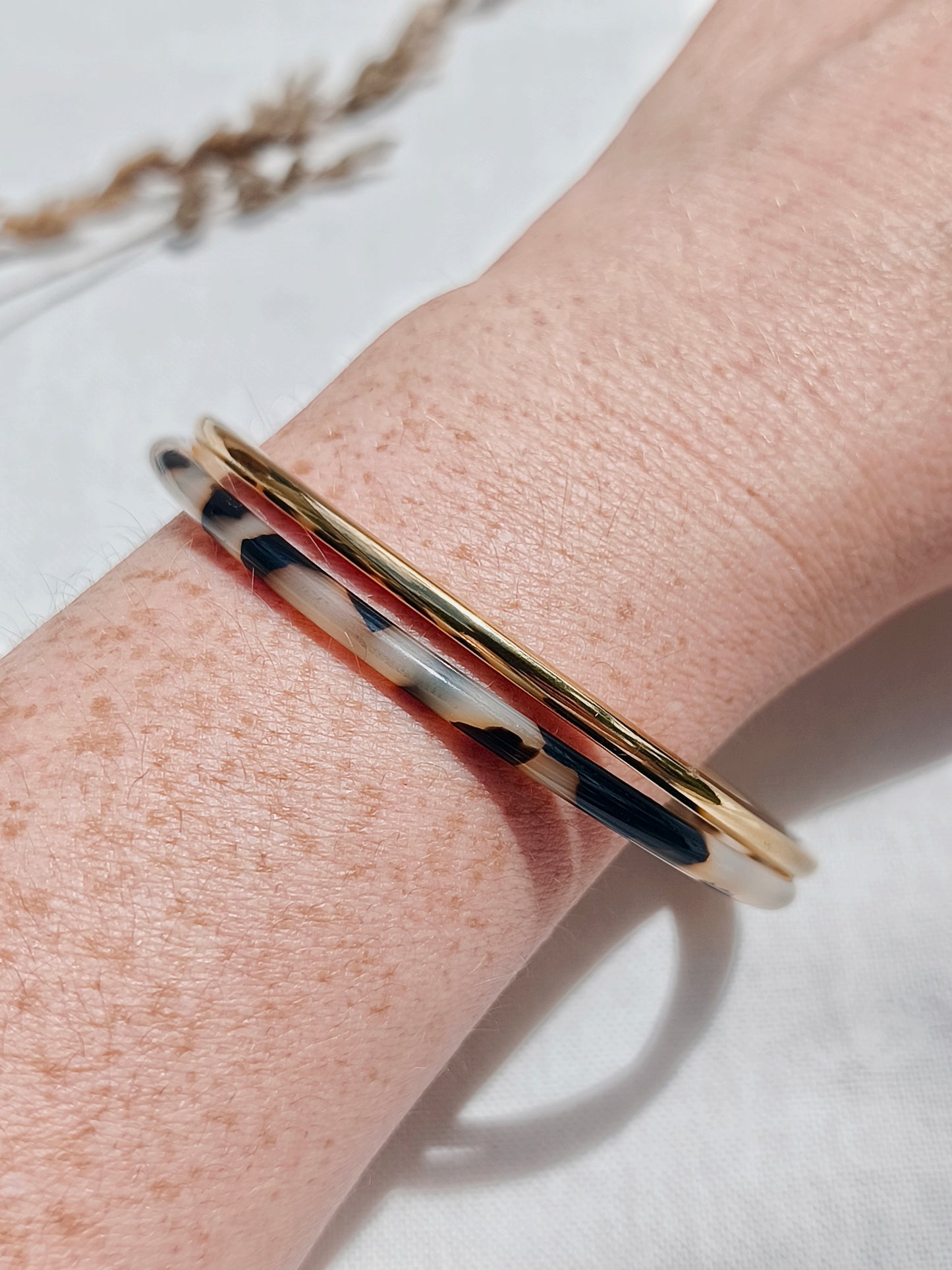 Bracelet Jonc Multi Cercle Doré et Acrylique