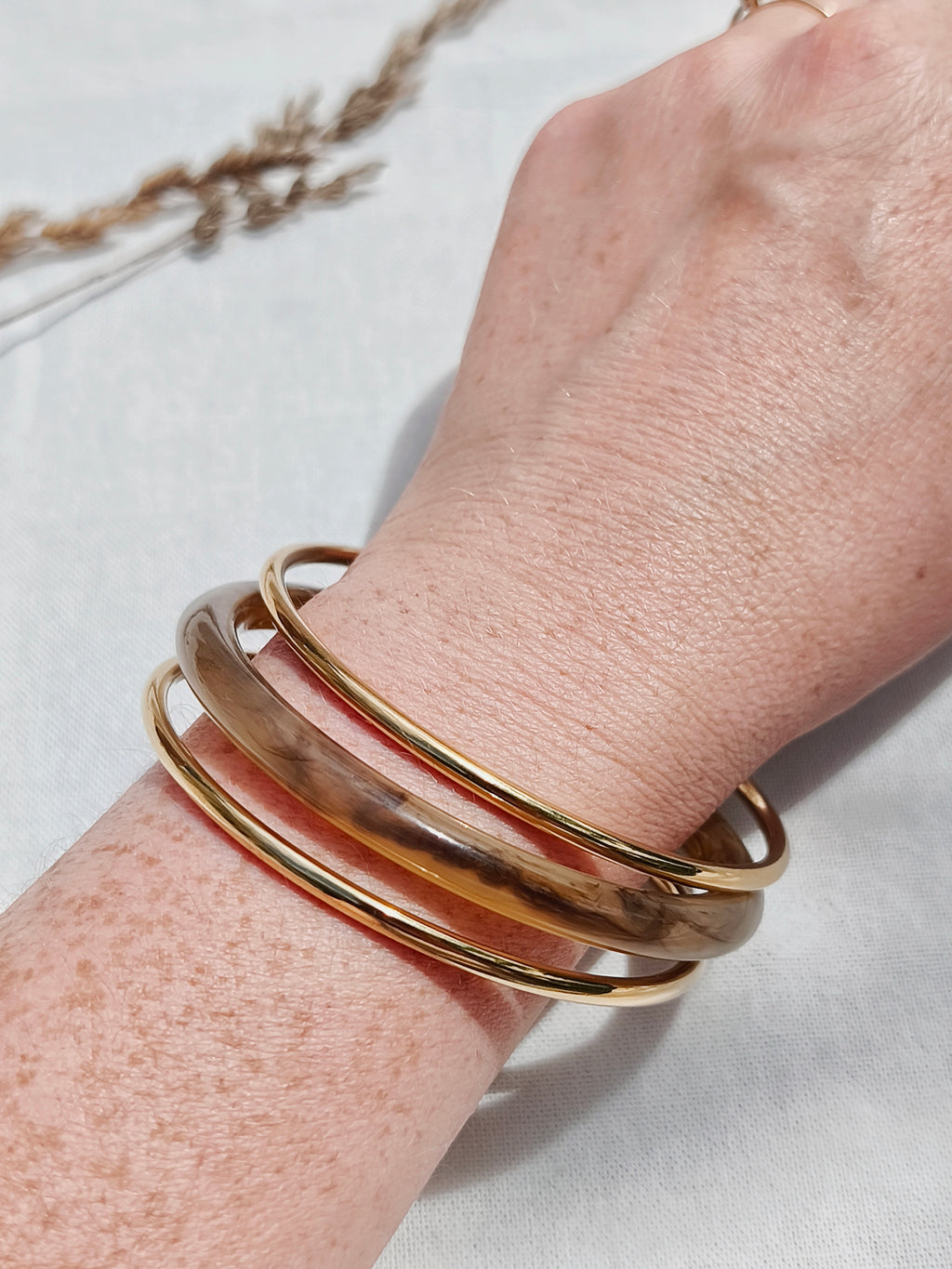 Lot de 3 bracelets joncs dorés et un couleur ambre