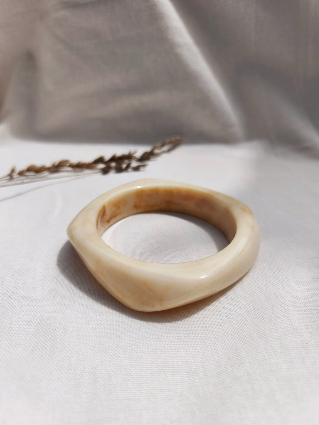 Bracelet jonc résine beige carré