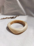 Bracelet jonc résine beige carré