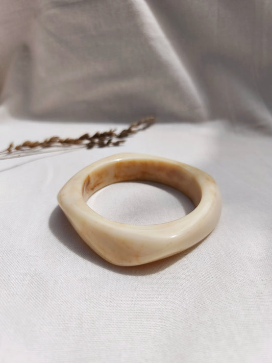 Bracelet jonc résine beige carré