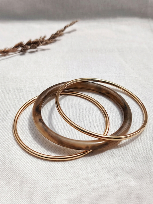 Lot de 3 bracelets joncs dorés et un couleur ambre