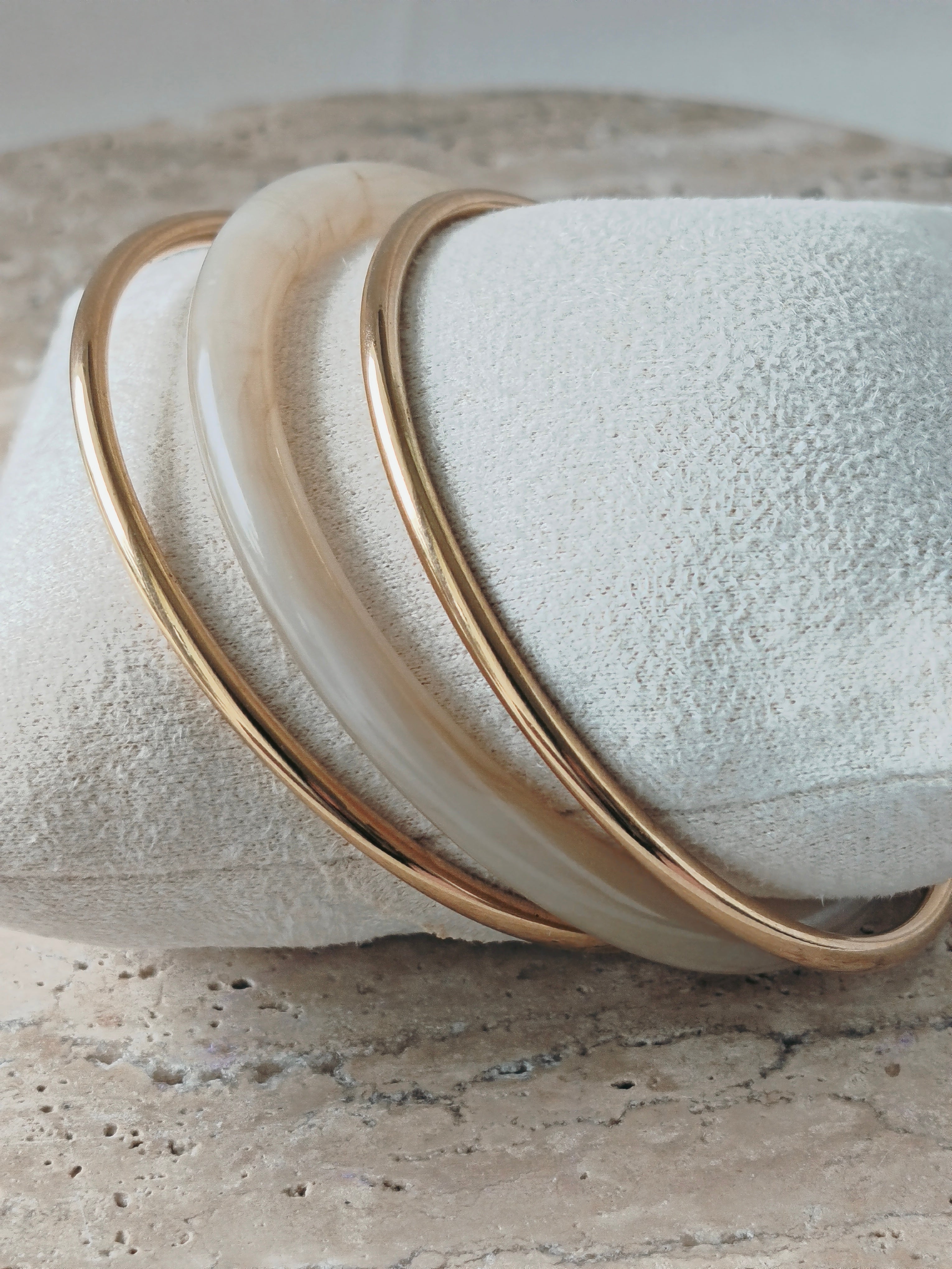 Lot de 3 bracelets joncs dorés et un beige translucide