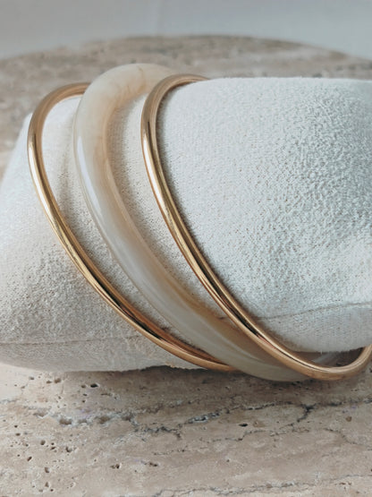 Lot de 3 bracelets joncs dorés et un beige translucide